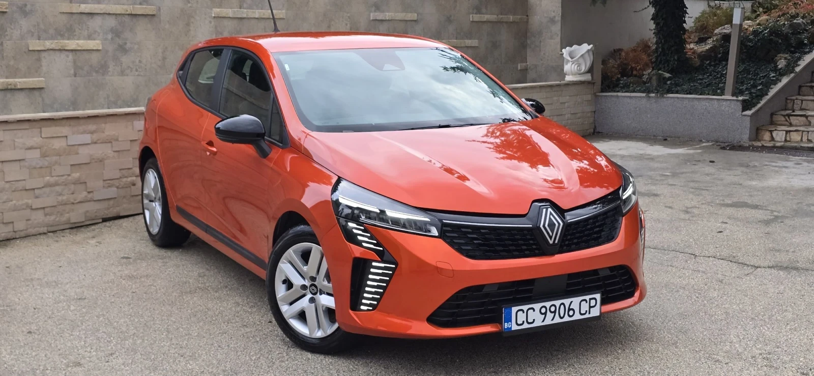 Renault Clio 2024г. 5 000км. 1.0 ръчни скорости - изображение 3