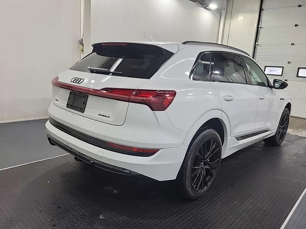 Audi E-Tron * TECHNIK * CARFAX * БЕЗ ПЪРВОНАЧАЛНА ВНОСКА, снимка 3 - Автомобили и джипове - 55403529