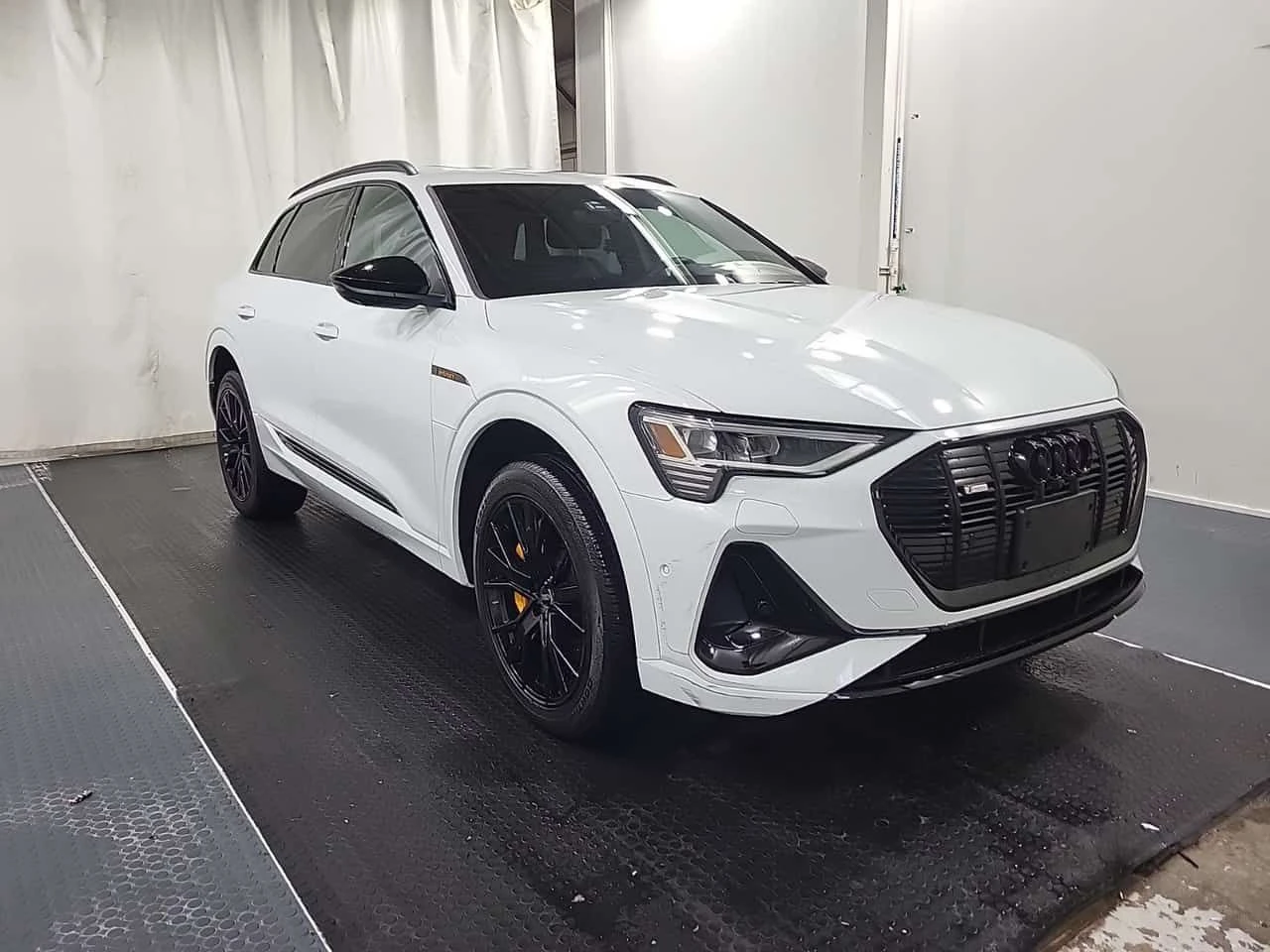 Audi E-Tron * TECHNIK * CARFAX * БЕЗ ПЪРВОНАЧАЛНА ВНОСКА, снимка 2 - Автомобили и джипове - 55403529