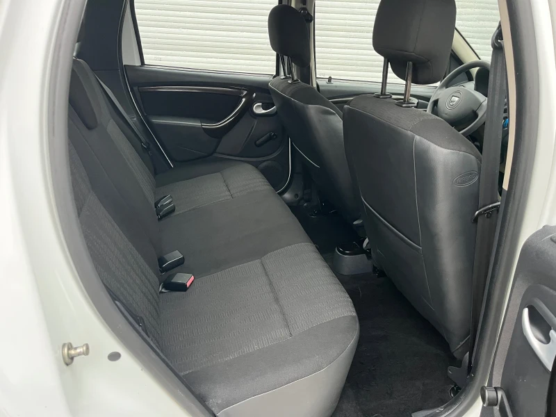 Dacia Duster 1.6 Газ, снимка 9 - Автомобили и джипове - 53131176