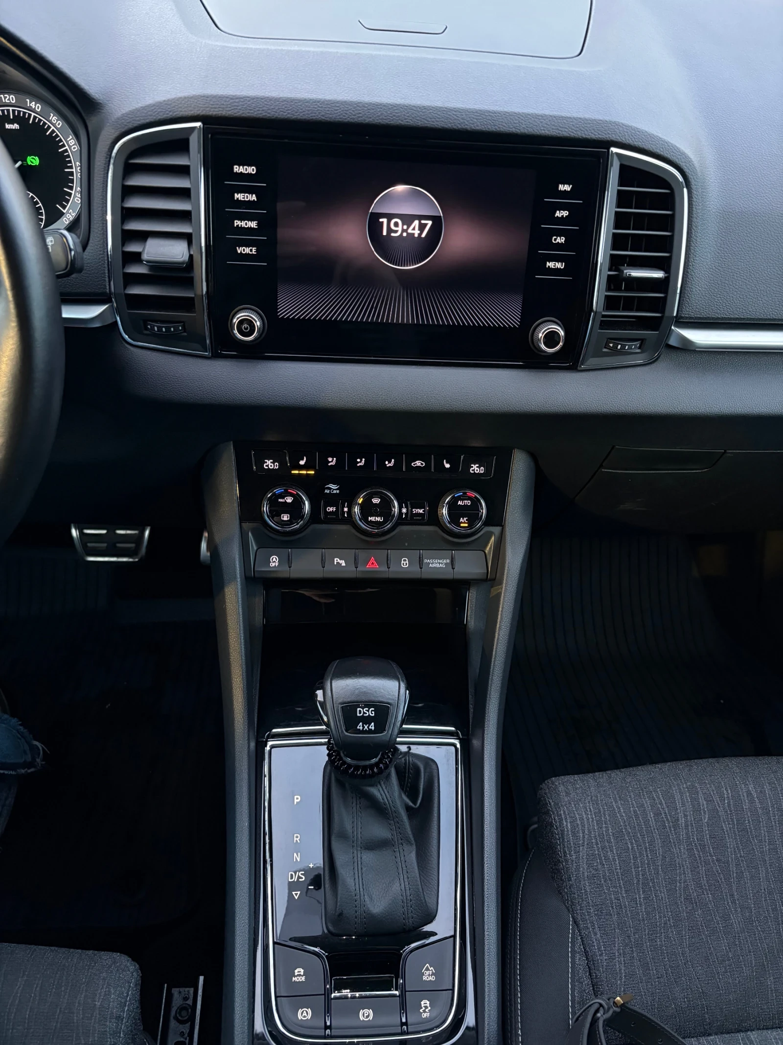 Skoda Karoq 4x4, ОБСЛУЖЕНА, ПЪЛНА СЕРВИЗНА ИСТОРИЯ В SKODA, снимка 2 - Автомобили и джипове - 54093733