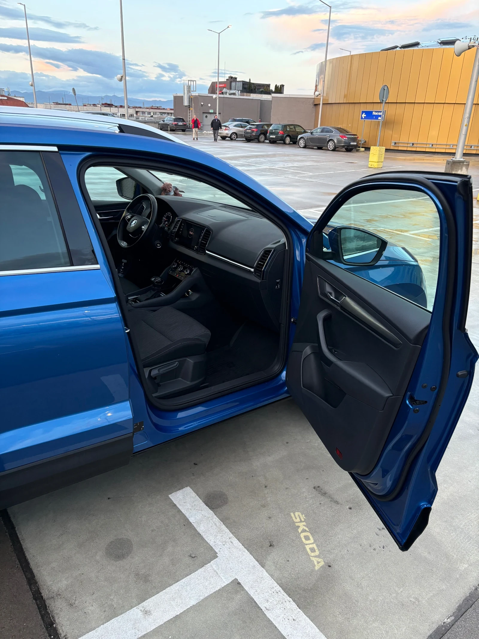 Skoda Karoq 4x4, ОБСЛУЖЕНА, ПЪЛНА СЕРВИЗНА ИСТОРИЯ В SKODA, снимка 8 - Автомобили и джипове - 54093733