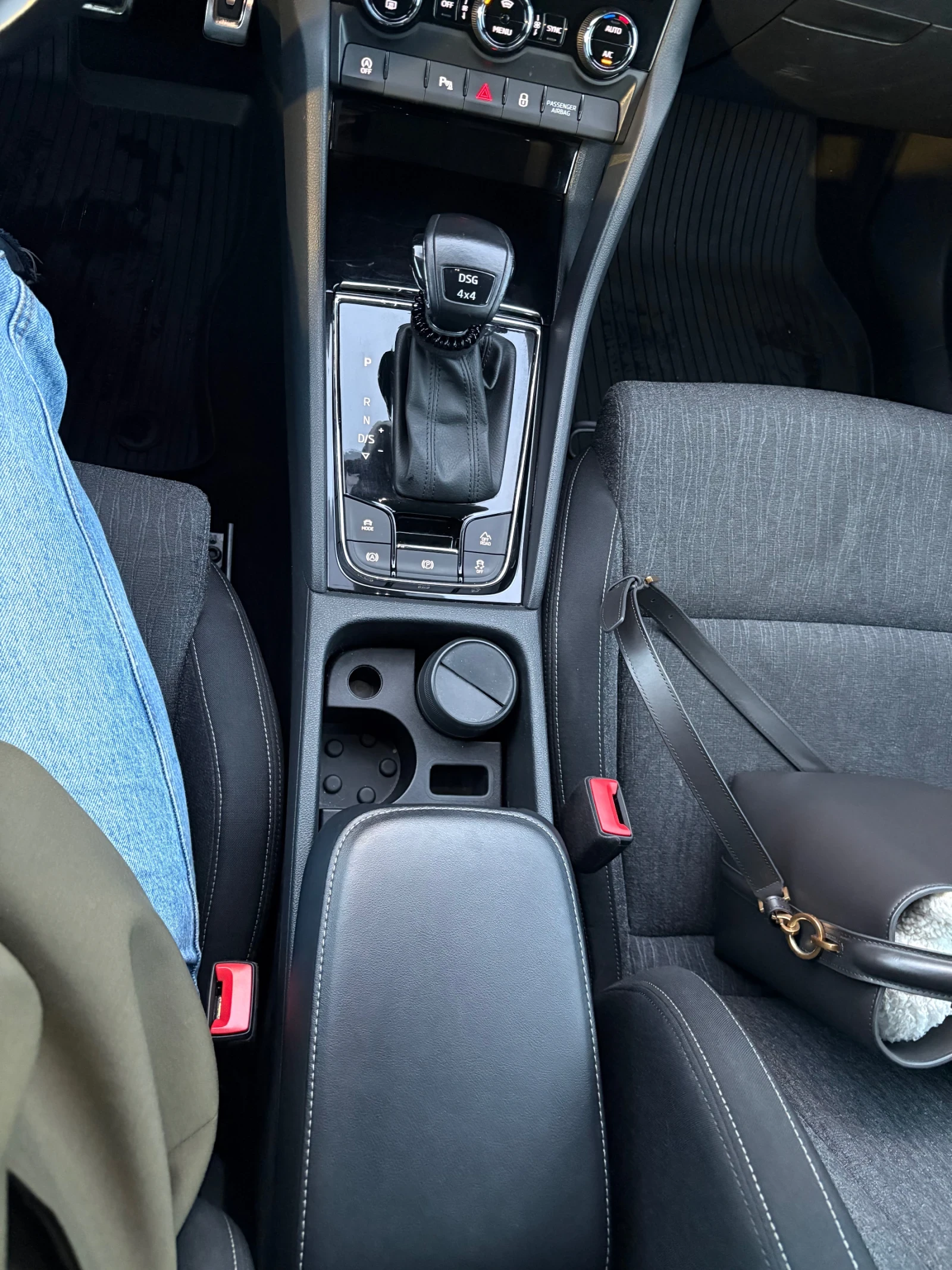 Skoda Karoq 4x4, ОБСЛУЖЕНА, ПЪЛНА СЕРВИЗНА ИСТОРИЯ В SKODA, снимка 15 - Автомобили и джипове - 54093733