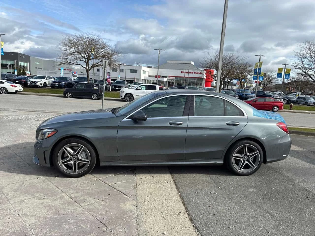 Mercedes-Benz C 300 * АВТО КРЕДИТ* ЦЕНА ДО БГ * СЕРВИЗНА ИСТОРИЯ * , снимка 2 - Автомобили и джипове - 53734456