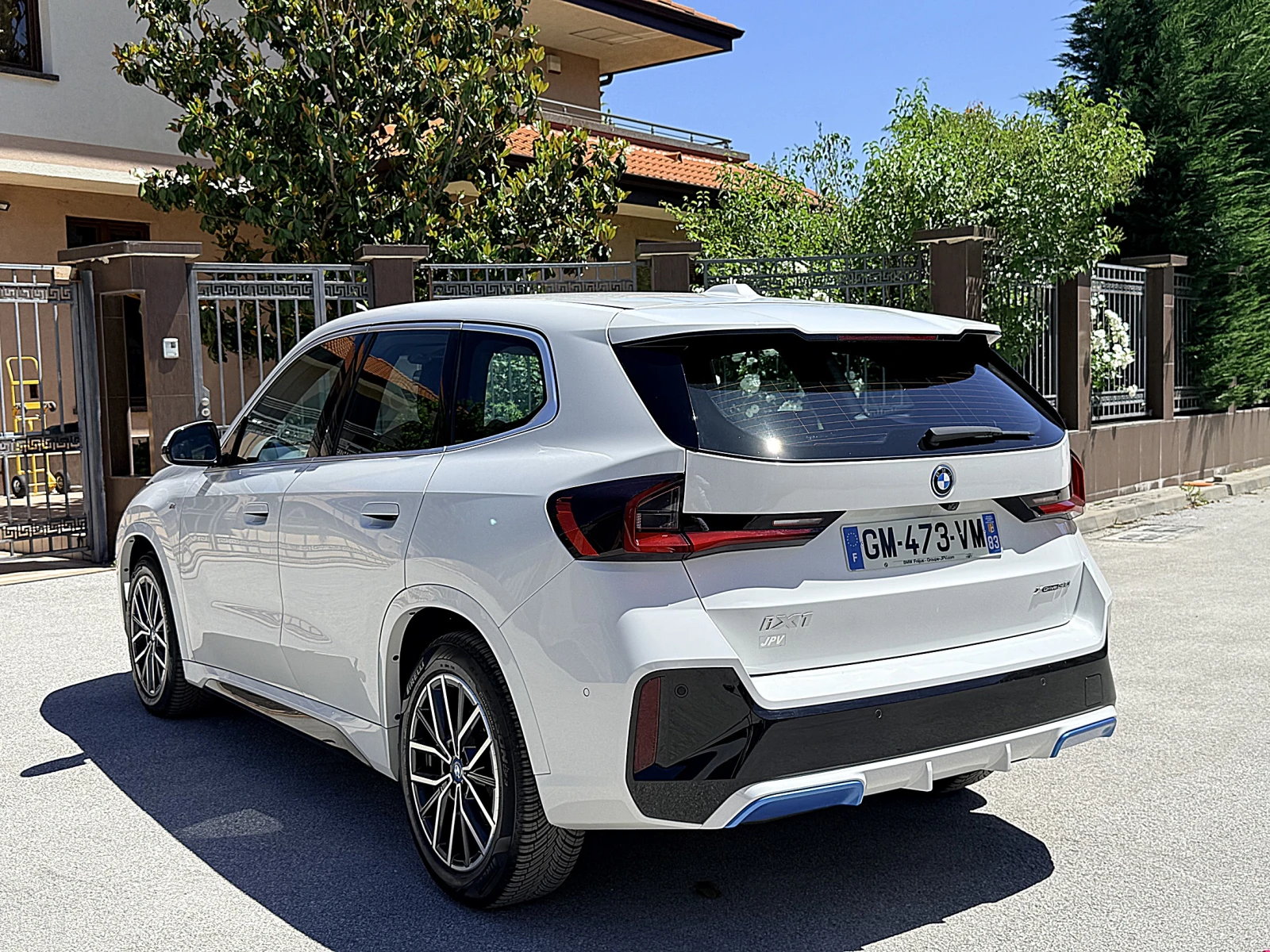 BMW iX1 30 xDrive/M Sport/4х4/313hp/CarPlay, снимка 8 - Автомобили и джипове - 55451221