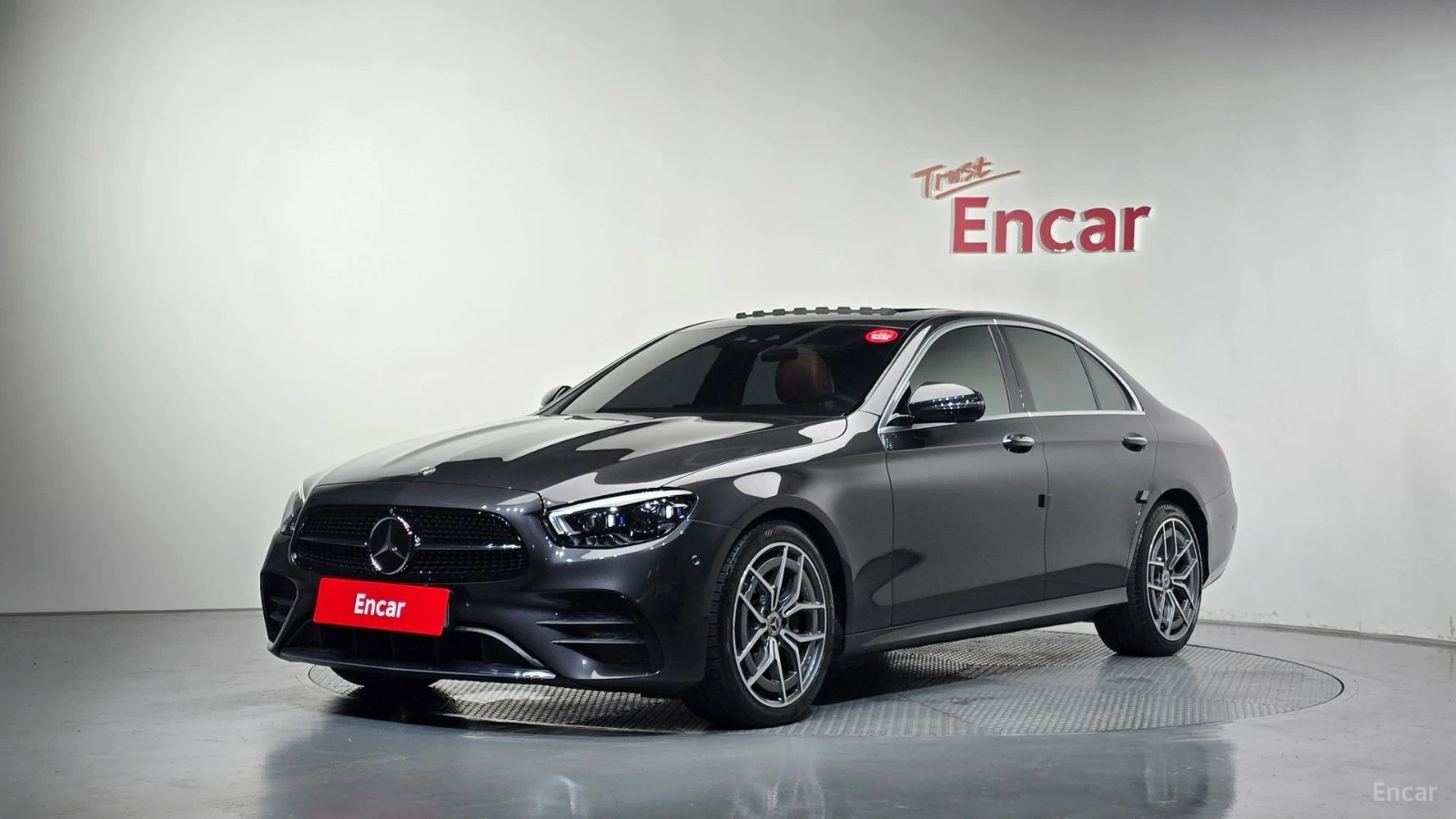 Mercedes-Benz E 220 4MATIC/AMG-LINE/FULL-ASSISTS/BURMESTER/SUNROOF