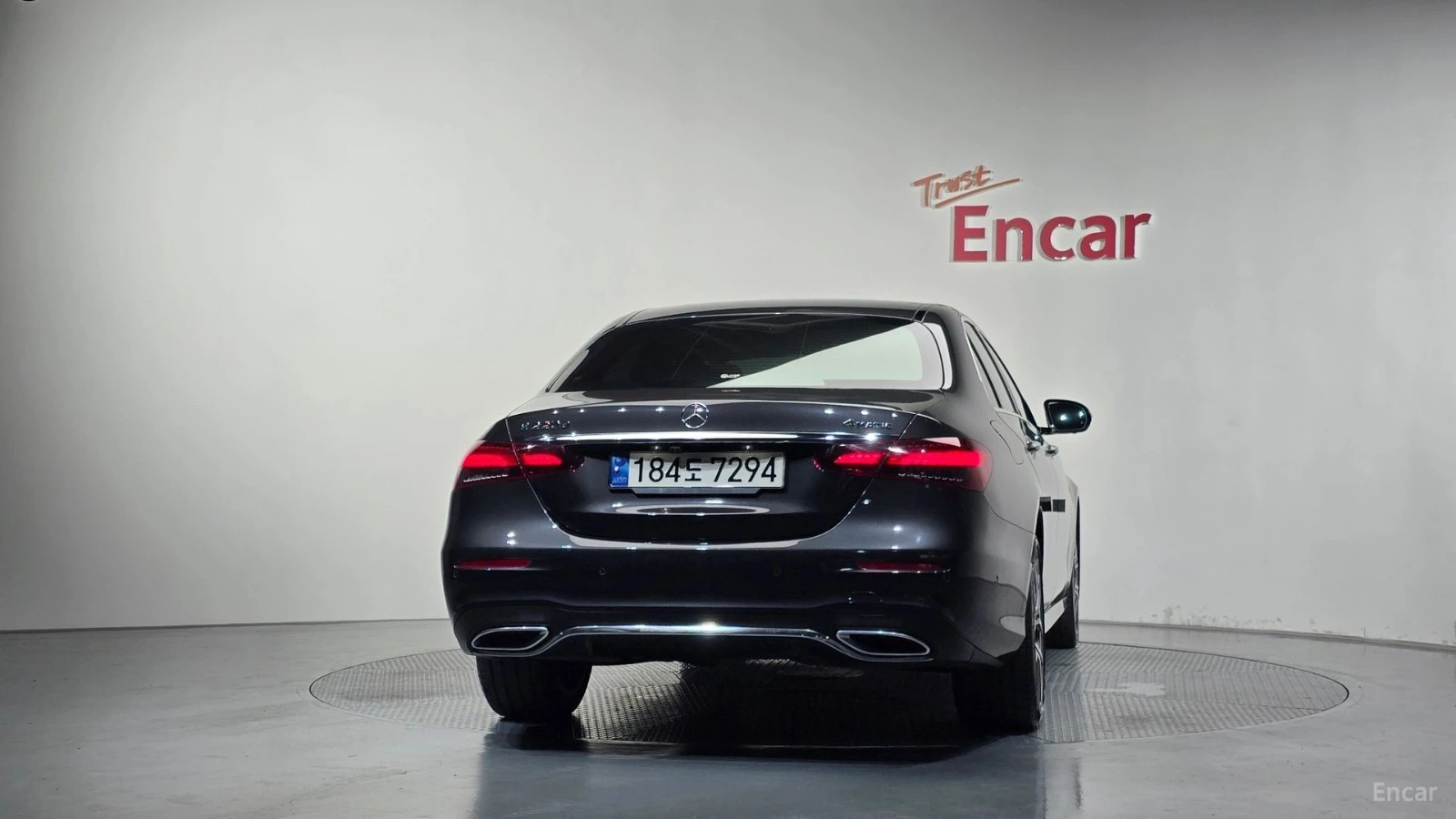 Mercedes-Benz E 220 4MATIC/AMG-LINE/FULL-ASSISTS/BURMESTER/SUNROOF, снимка 4 - Автомобили и джипове - 55614912