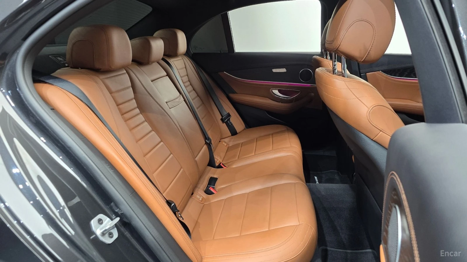 Mercedes-Benz E 220 4MATIC/AMG-LINE/FULL-ASSISTS/BURMESTER/SUNROOF, снимка 16 - Автомобили и джипове - 55614912