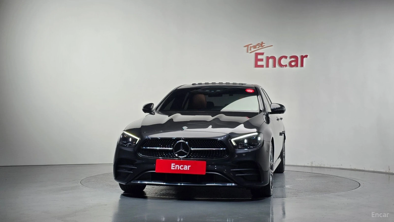 Mercedes-Benz E 220 4MATIC/AMG-LINE/FULL-ASSISTS/BURMESTER/SUNROOF, снимка 2 - Автомобили и джипове - 55614912