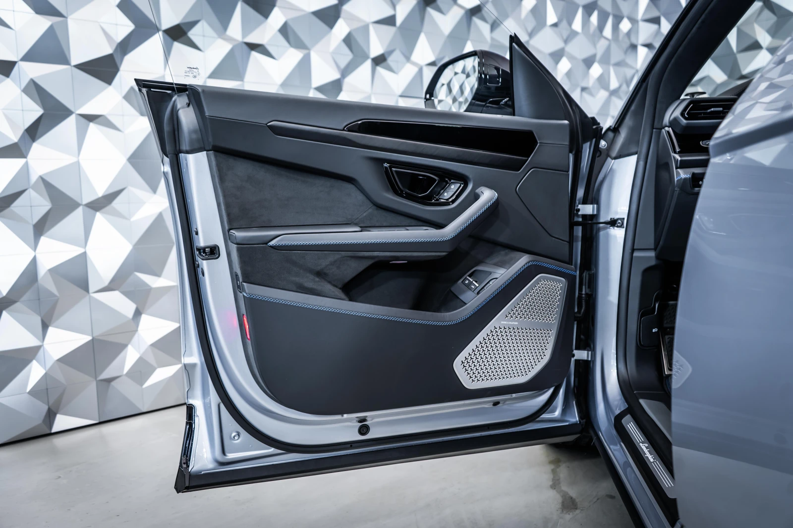 Lamborghini Urus SE* B&O* Pano* Ceramic - изображение 7