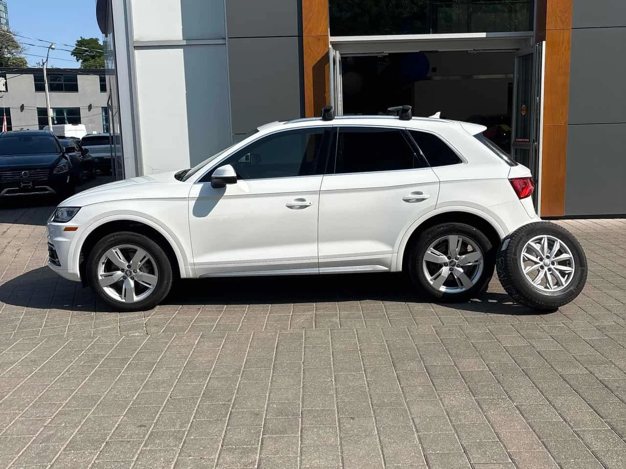 Audi Q5 Technik / 360 / DISTRONIC / LED/ОБДУХВАНЕ , снимка 2 - Автомобили и джипове - 55555153