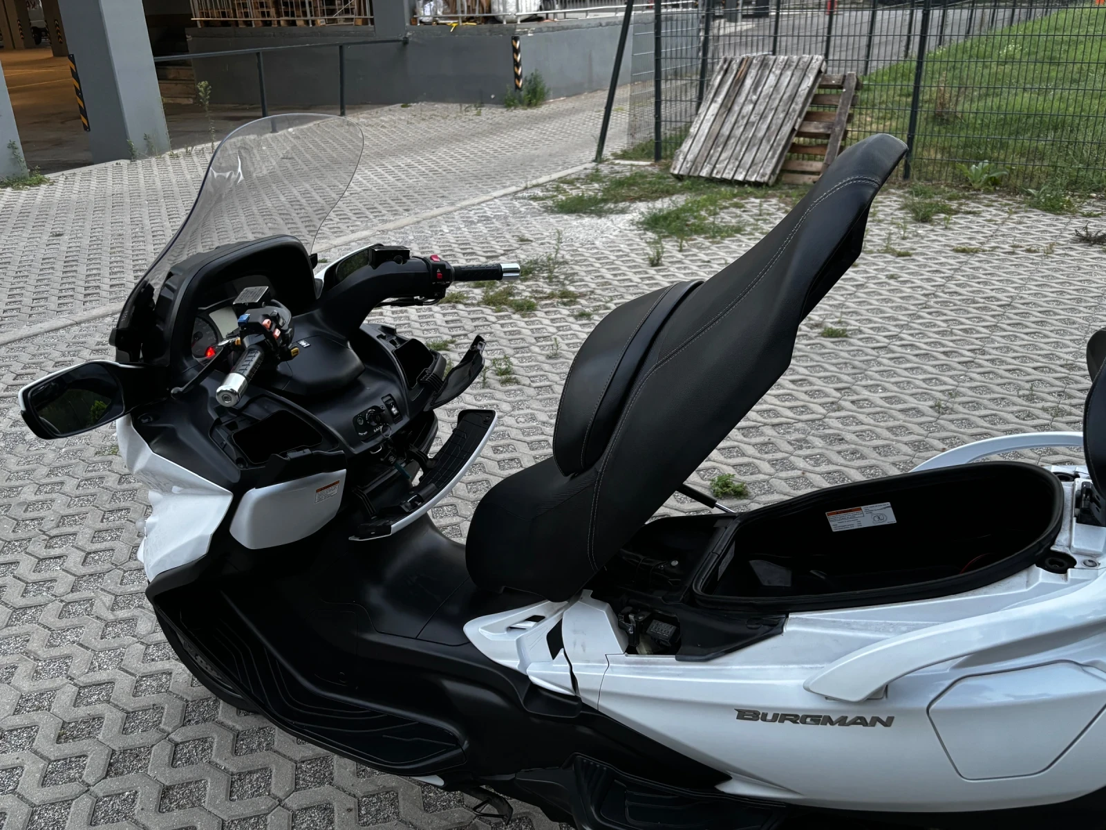 Suzuki Burgman 650* Executive* ABS* Лизинг* Доставка* Обслужване*, снимка 12 - Мотоциклети и мототехника - 55652066