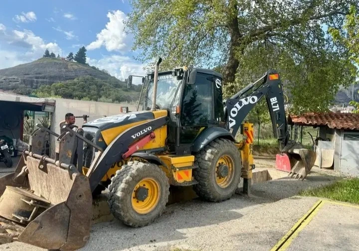 Багер Volvo BL71