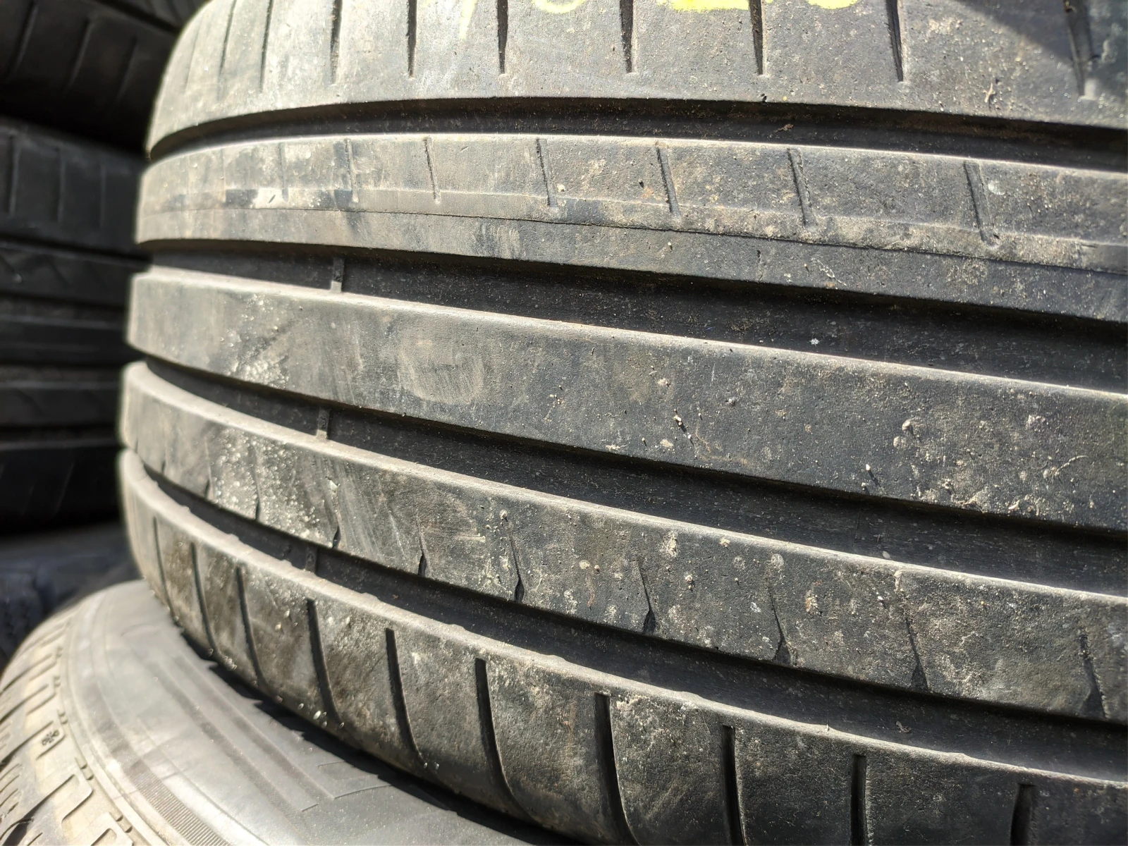 Гуми Летни 215/40R18, снимка 2 - Гуми и джанти - 55581436