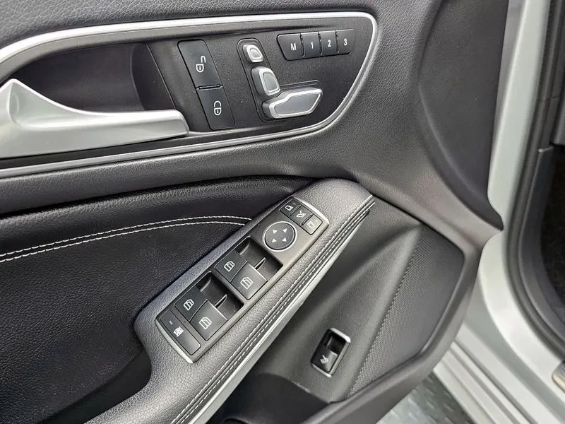 Mercedes-Benz CLA 2.5, снимка 17 - Автомобили и джипове - 54287743