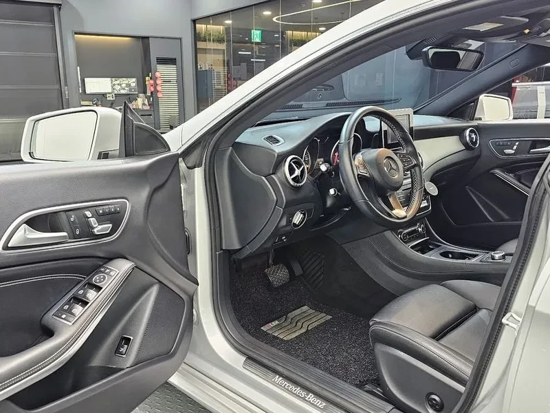 Mercedes-Benz CLA 2.5, снимка 11 - Автомобили и джипове - 54287743