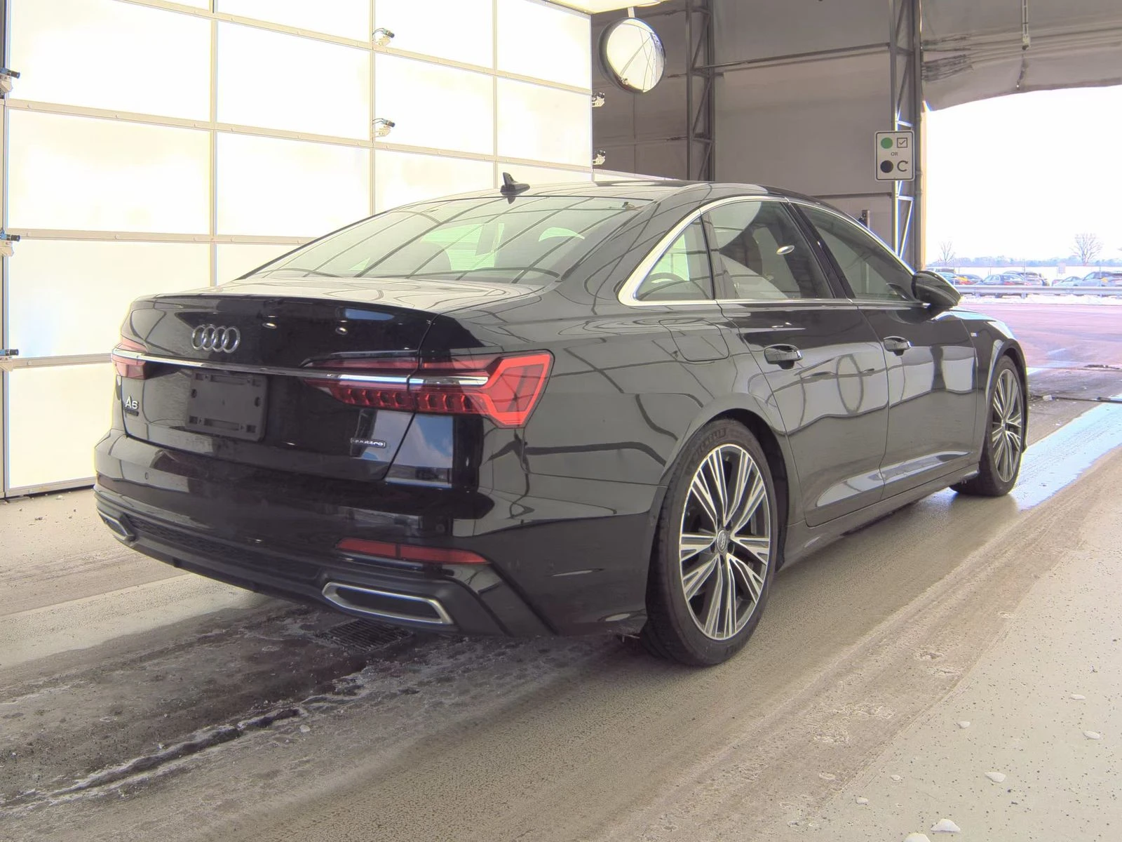 Audi A6 PREMIUM PLUS / 55 TFSI / ДИГ.ТАБЛО / ОБДУХВАНЕ - изображение 6