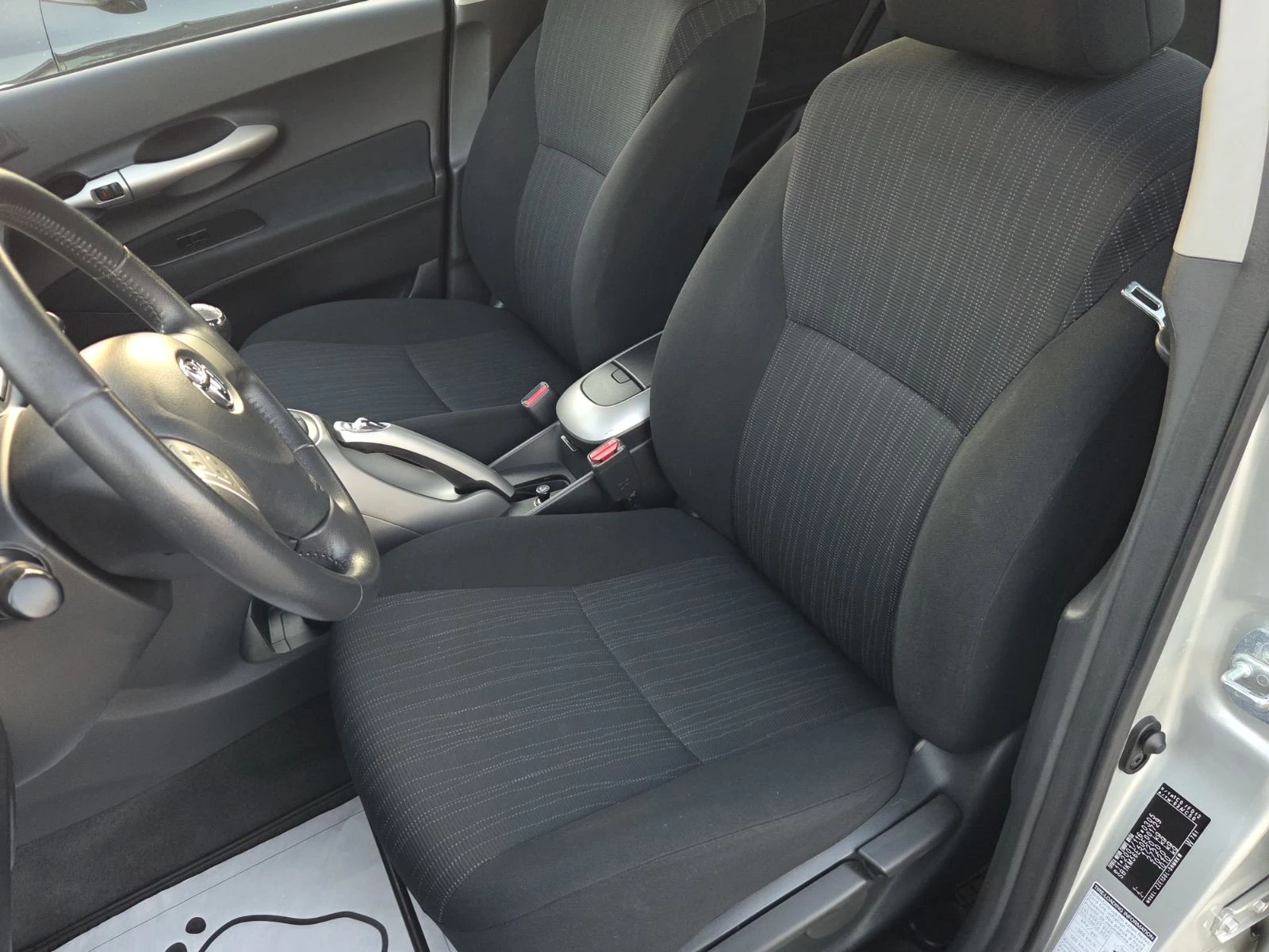 Toyota Auris 1.4БЕНЗИН/79600км, снимка 11 - Автомобили и джипове - 53840008