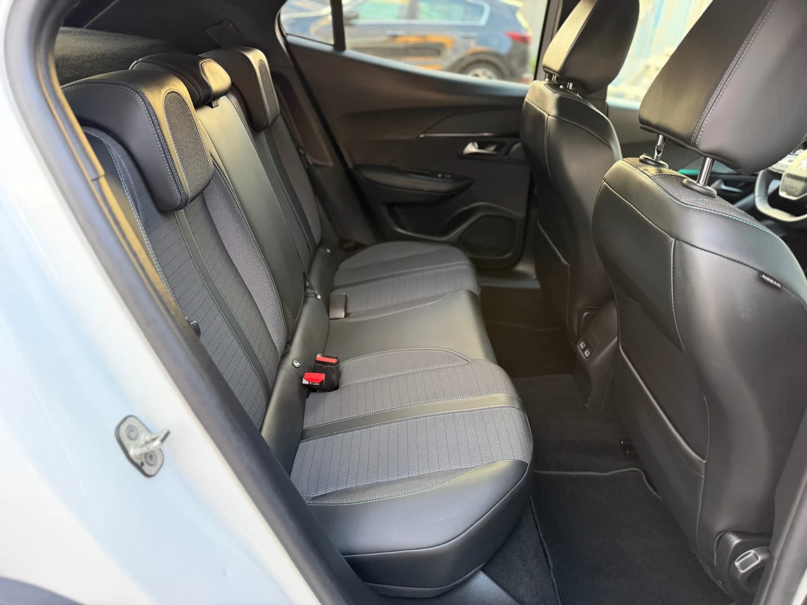 Peugeot 2008 ALLURE* АВТОМАТИК* ШВЕЙЖАРИЯ* , снимка 13 - Автомобили и джипове - 54339317