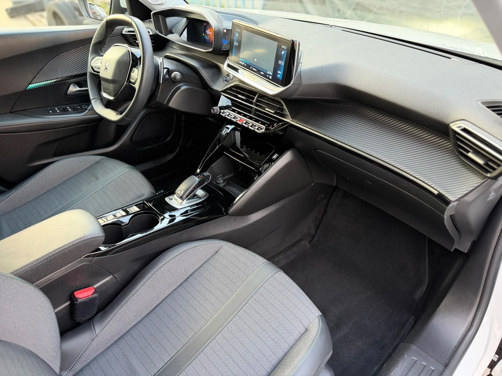 Peugeot 2008 ALLURE* АВТОМАТИК* ШВЕЙЖАРИЯ* , снимка 9 - Автомобили и джипове - 54339317