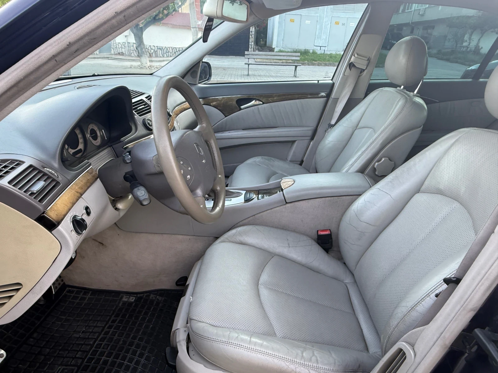 Mercedes-Benz E 320 Avantgarde* Кожа/Навигация* ЛИЗИНГ, снимка 15 - Автомобили и джипове - 54675882