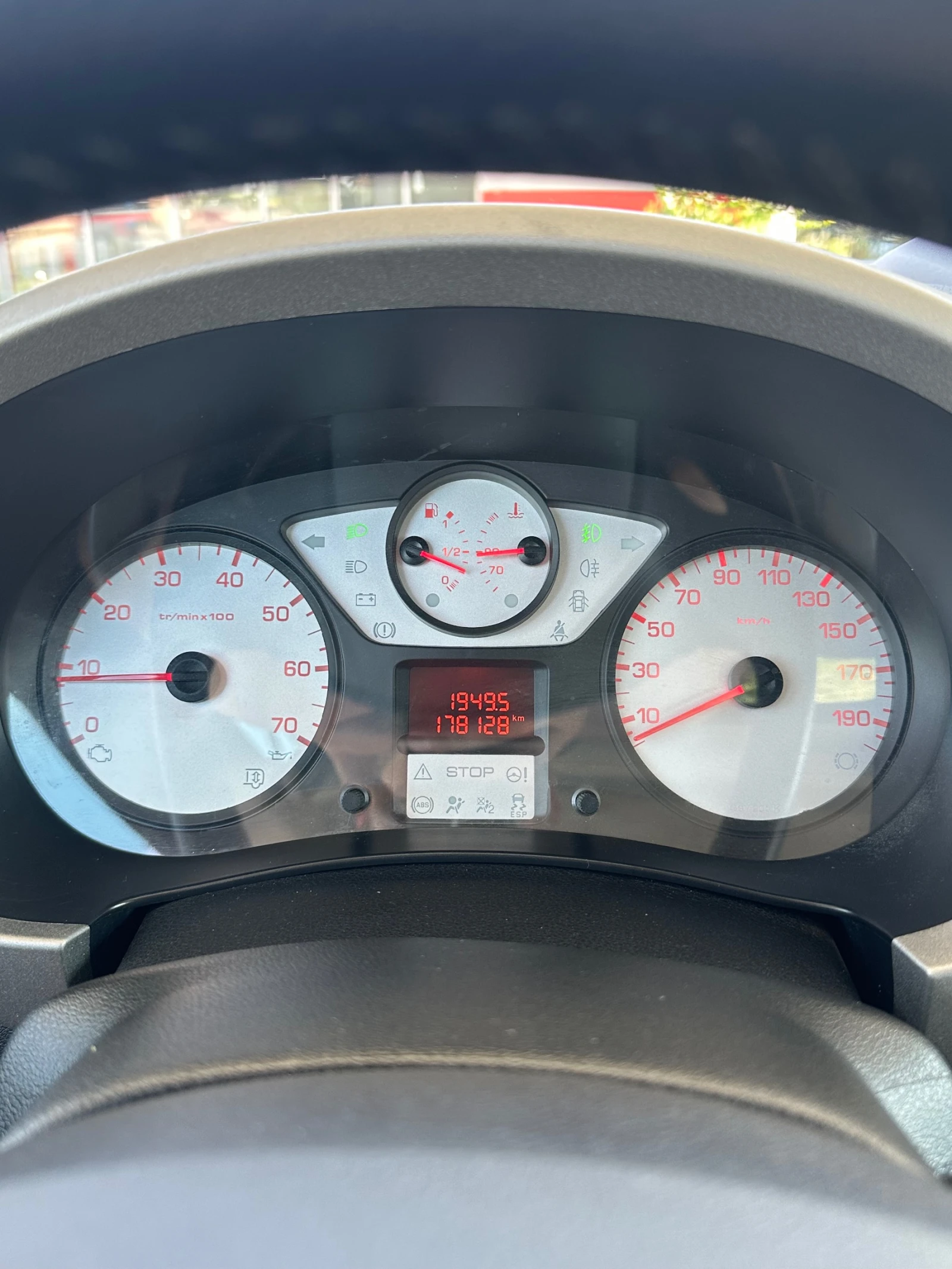 Peugeot Partner 1.6HDI Tepee, снимка 9 - Автомобили и джипове - 55366116