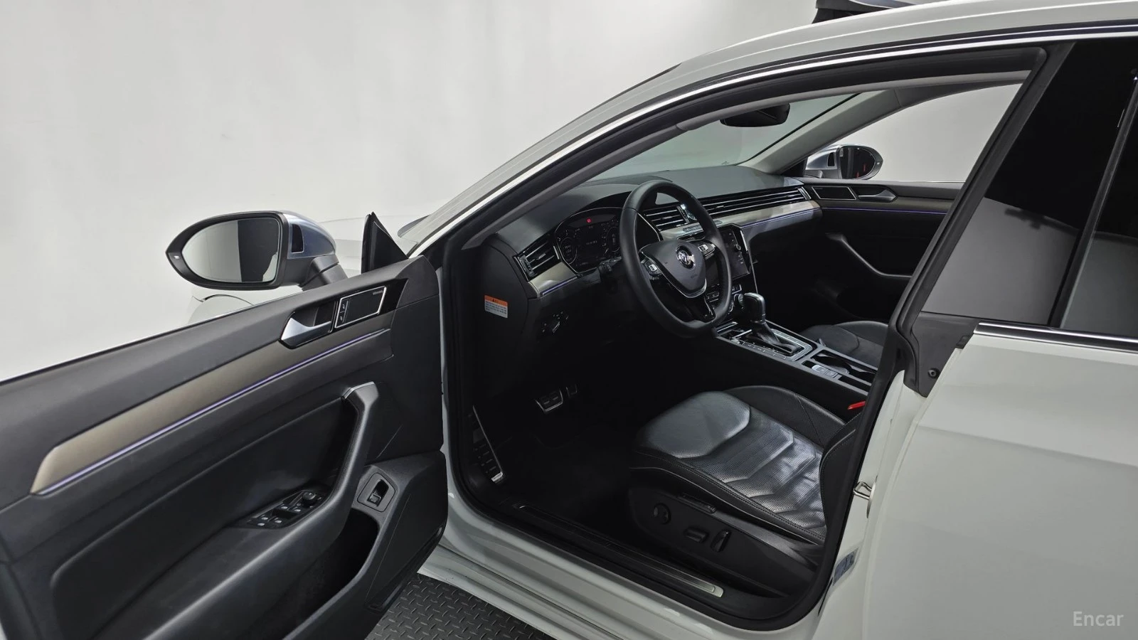 VW Arteon 2.0TDI* PRESTIGE* DISTRONIC* МАСАЖИ* ОБДУХ* 360* , снимка 8 - Автомобили и джипове - 55576173