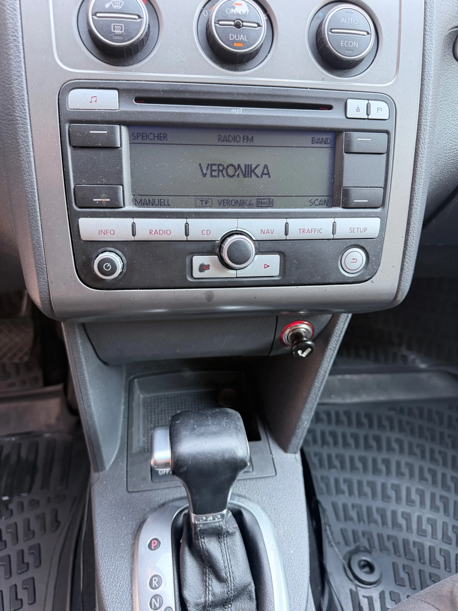 VW Touran, снимка 11 - Автомобили и джипове - 55715663