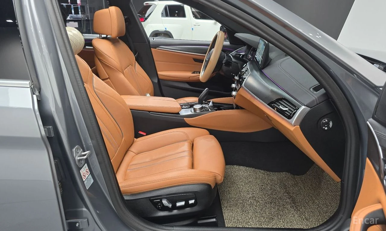 BMW 520 i* M SPORT* DISTRONIC* ХЕДЪП* ШИБИДАХ* КРАЙНА ЦЕНА, снимка 8 - Автомобили и джипове - 55983717
