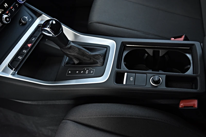 Audi Q3 NAVI//KAMERA//DIGITAL///150 ho, снимка 9 - Автомобили и джипове - 52863611