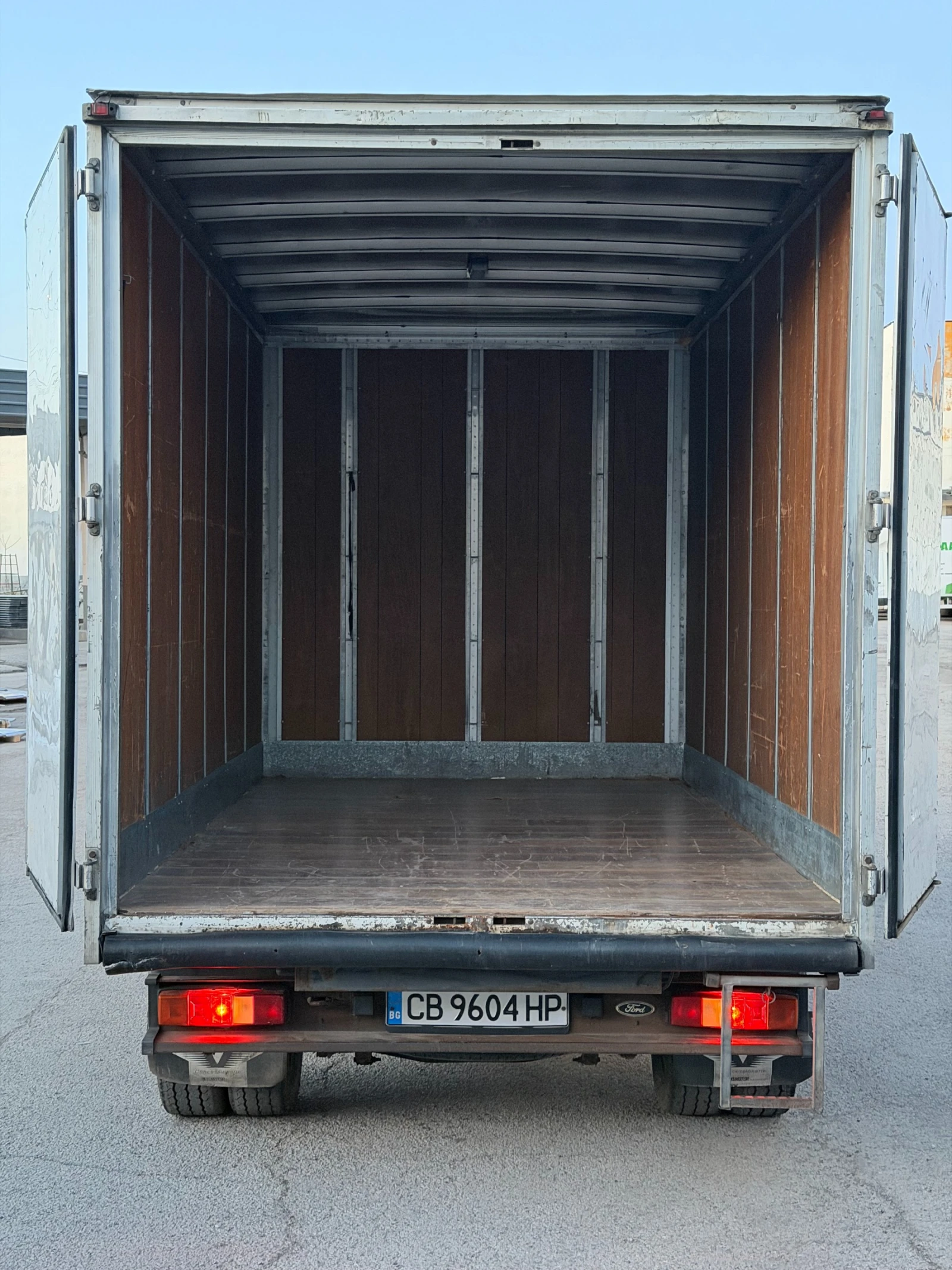 Ford Transit T350 125 2.4TD Двойна гума Фургон, снимка 15 - Бусове и автобуси - 54402957