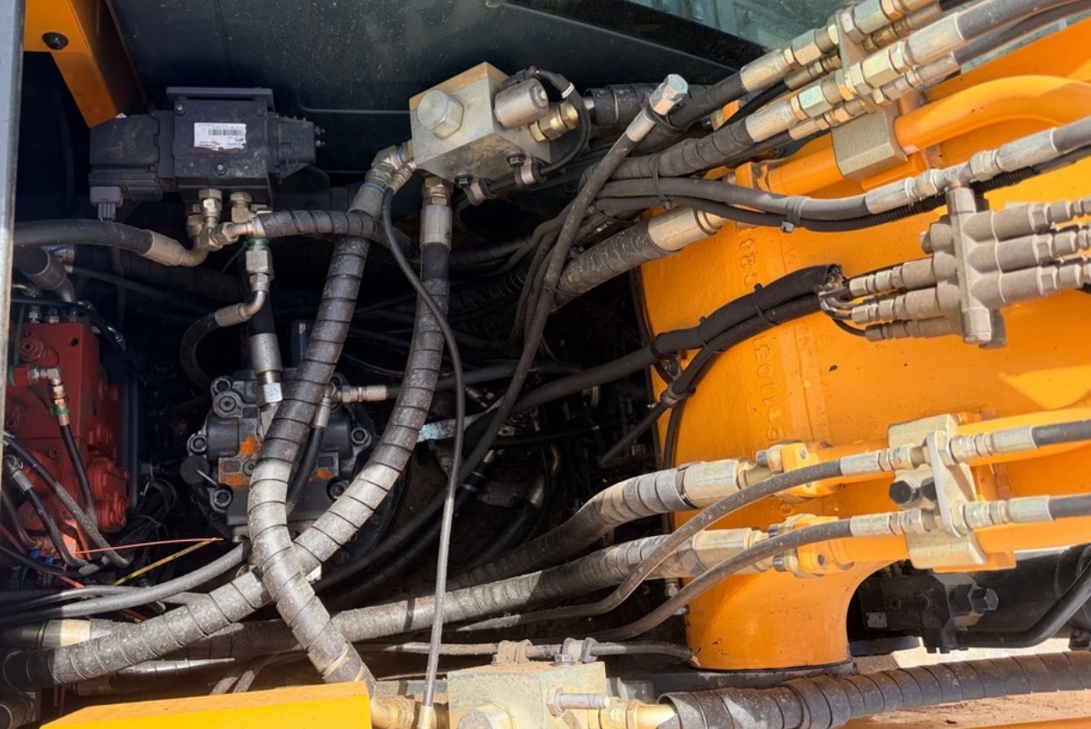 Багер Hyundai HX 220 L, снимка 8 - Индустриална техника - 55012989