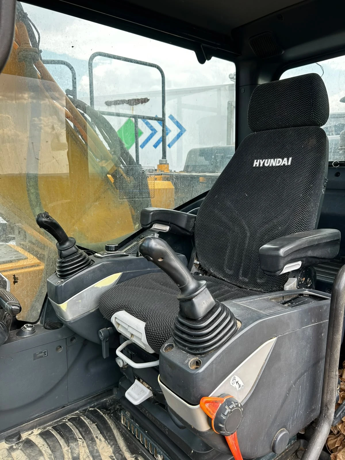 Багер Hyundai HX 220L, снимка 13 - Индустриална техника - 55012989