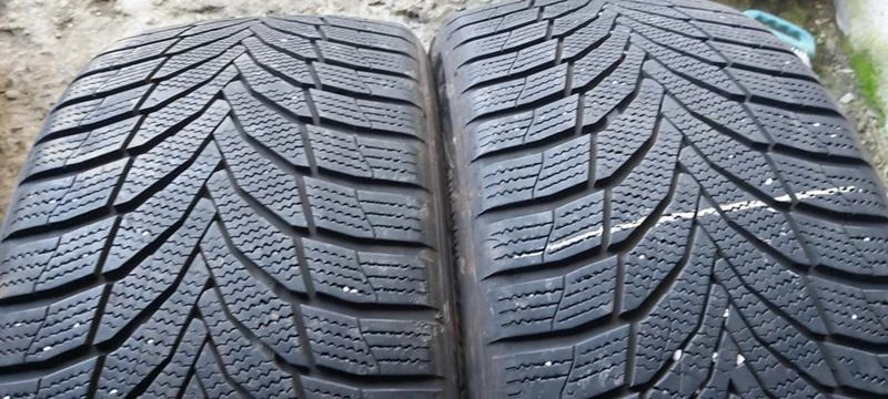 Гуми Зимни 245/40R19, снимка 3 - Гуми и джанти - 35125357