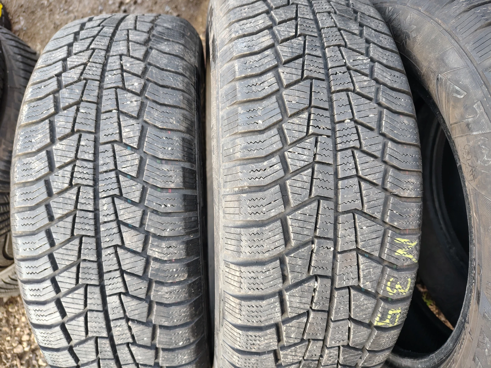 Гуми Зимни 205/60R16, снимка 2 - Гуми и джанти - 54088415