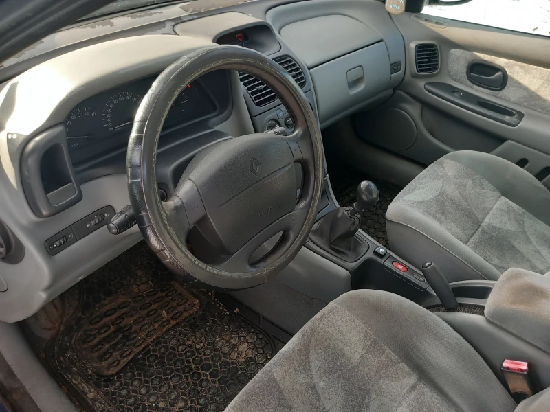 Renault Laguna 1.8 16V, снимка 6 - Автомобили и джипове - 48621558