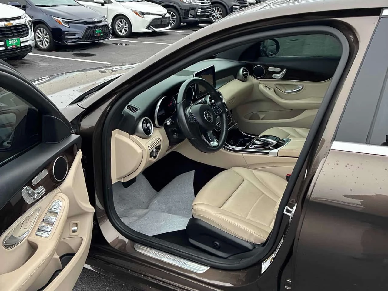 Mercedes-Benz C 300 * CARFAX * ПРЕДСТАВИТЕЛСТВО * КЛИП НА МОТОРА, снимка 5 - Автомобили и джипове - 54085199