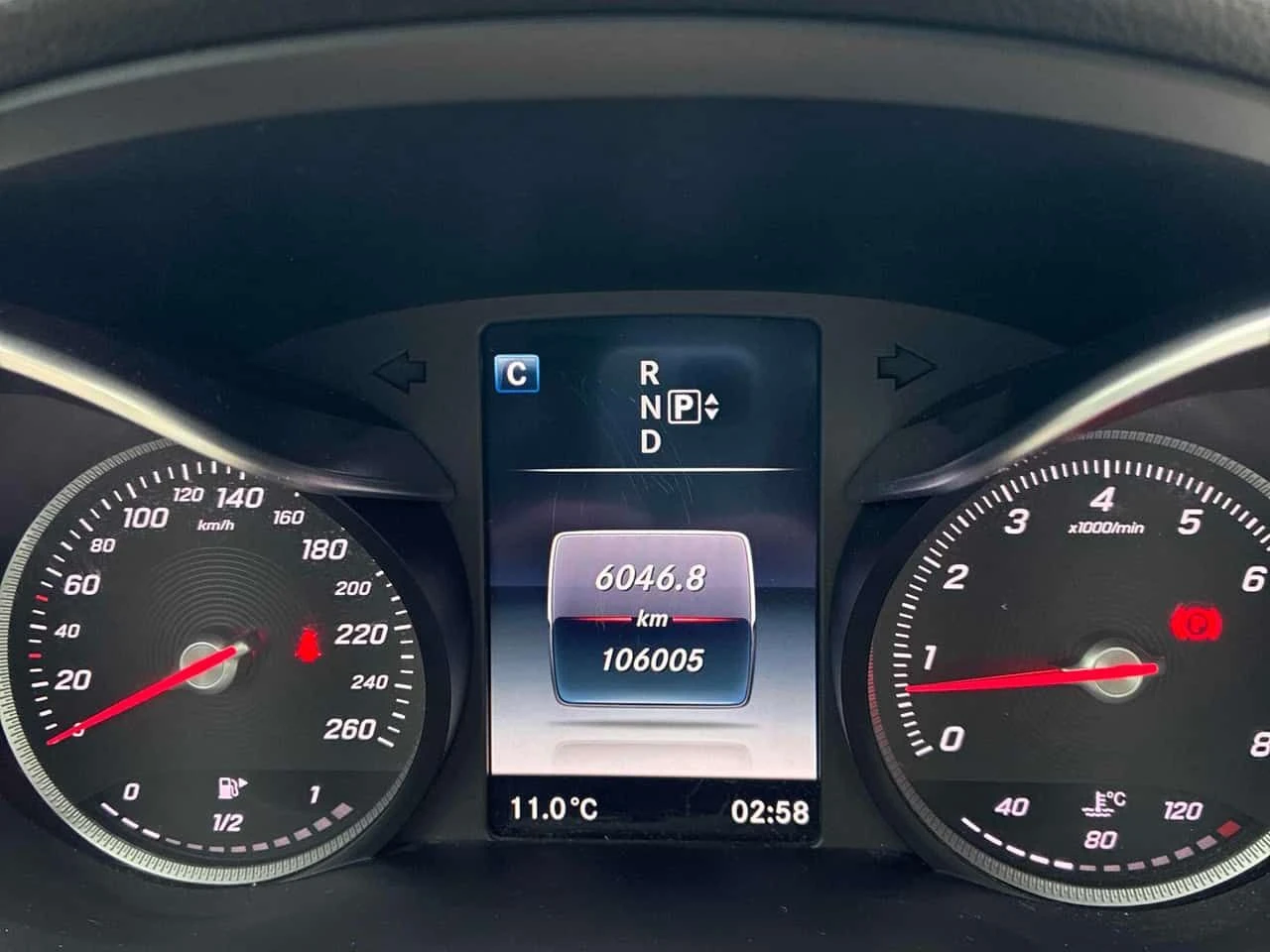 Mercedes-Benz C 300 * CARFAX * ПРЕДСТАВИТЕЛСТВО * КЛИП НА МОТОРА, снимка 8 - Автомобили и джипове - 54085199