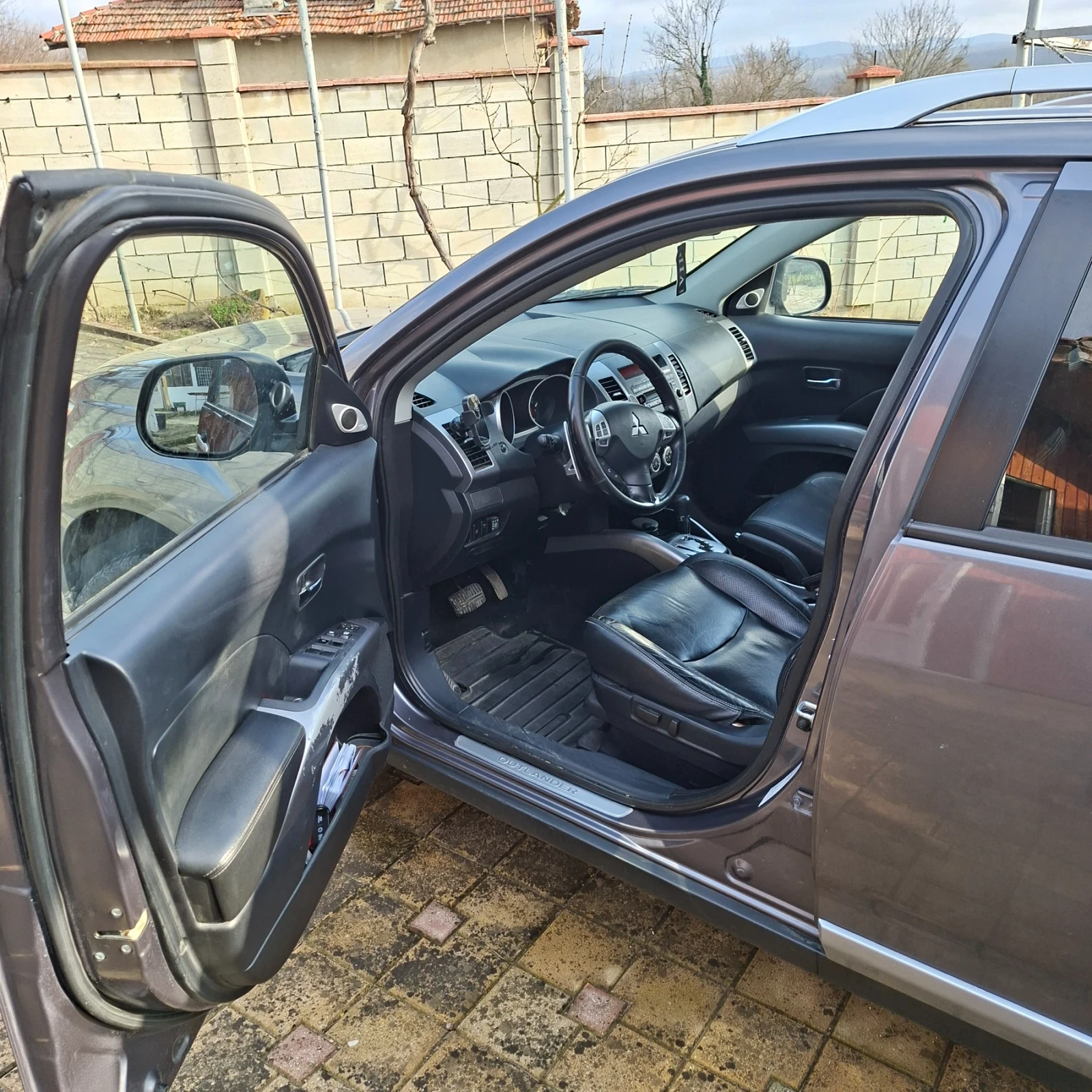 Mitsubishi Outlander 2.4 с газов инжекцион, кожен салон, снимка 6 - Автомобили и джипове - 53840452