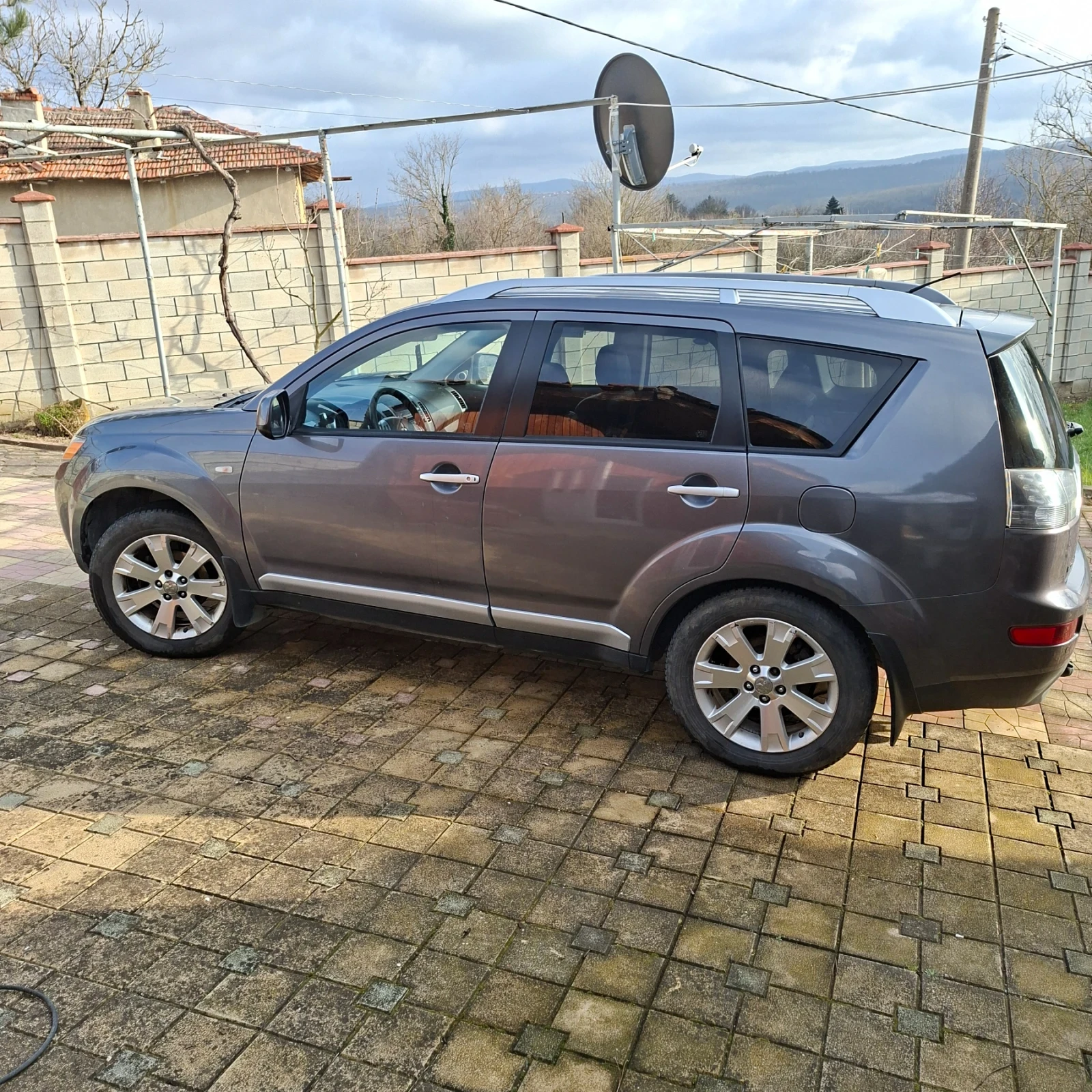 Mitsubishi Outlander 2.4 с газов инжекцион, кожен салон, снимка 2 - Автомобили и джипове - 53840452