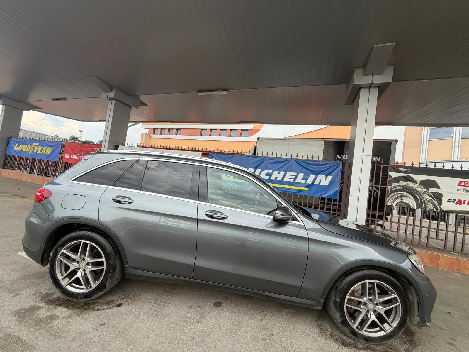 Mercedes-Benz GLC 220 AMG* ПАНОРАМА* КАМЕРА* КОЖА* , снимка 4 - Автомобили и джипове - 55013688