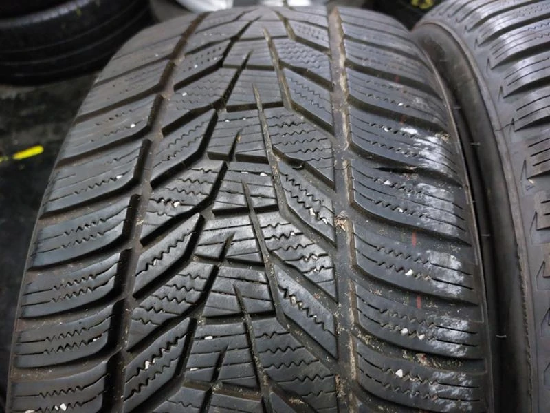 Гуми Зимни 225/40R18, снимка 3 - Гуми и джанти - 36274882