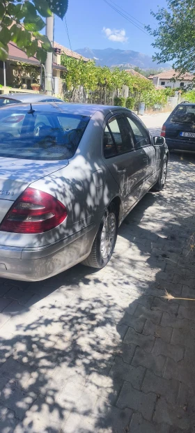 Mercedes-Benz E 270 Седан, снимка 3
