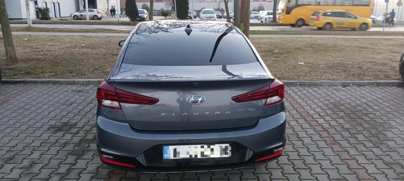 Hyundai Elantra С Газова уредба 2.0, снимка 5 - Автомобили и джипове - 48634391