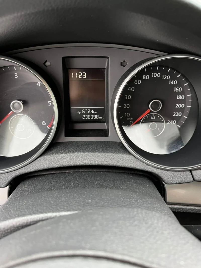 VW Golf 1.6 TDI, снимка 9 - Автомобили и джипове - 51561590