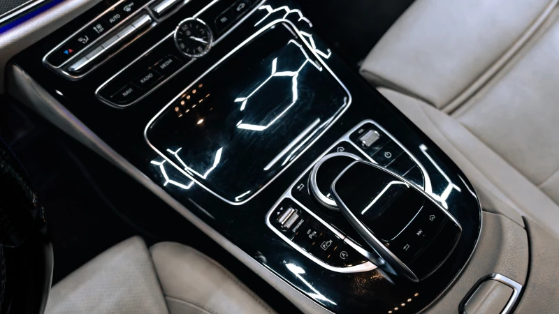 Mercedes-Benz E 220 * 4Matic* 360* lane assist* лизинг* AMG Line, снимка 12 - Автомобили и джипове - 53455283