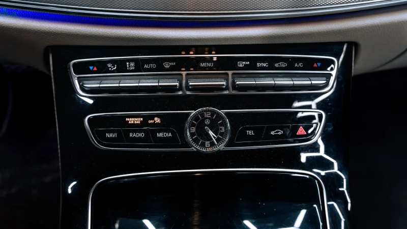 Mercedes-Benz E 220 * 4Matic* 360* lane assist* лизинг* AMG Line, снимка 14 - Автомобили и джипове - 53455283