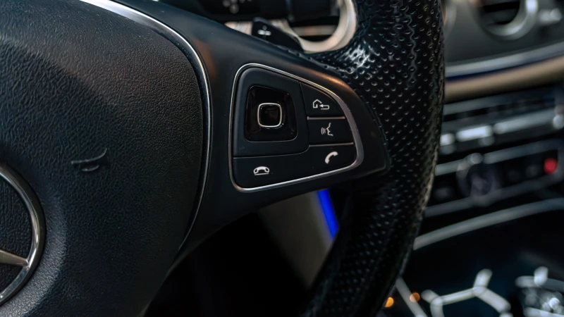 Mercedes-Benz E 220 * 4Matic* 360* lane assist* лизинг* AMG Line, снимка 17 - Автомобили и джипове - 53455283