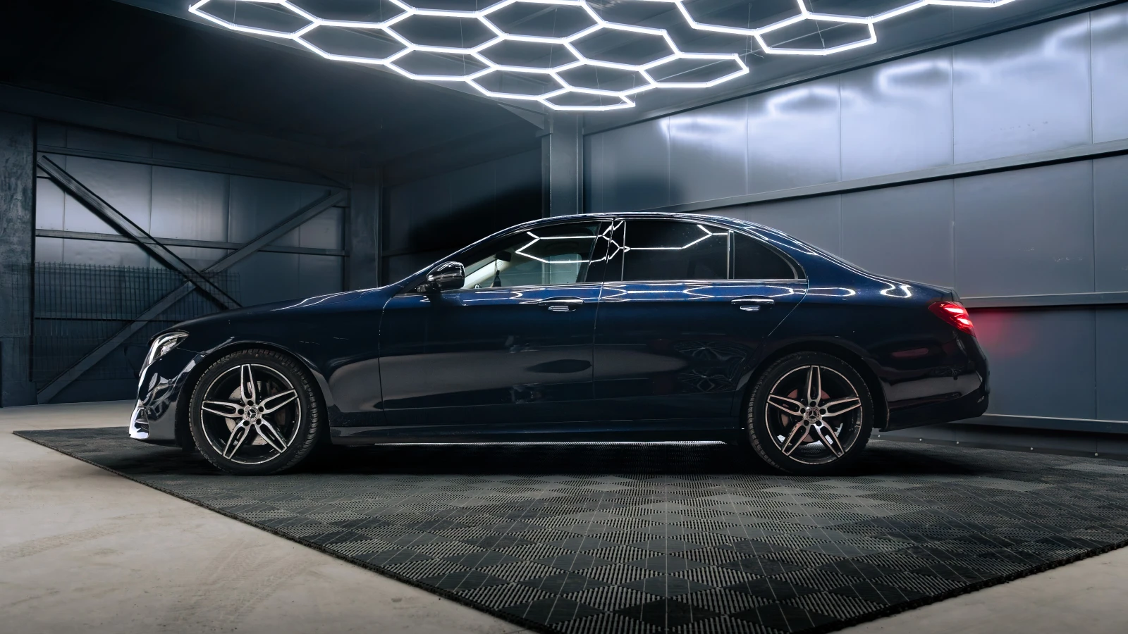 Mercedes-Benz E 220 * 4Matic* 360* lane assist* лизинг* AMG Line - изображение 7