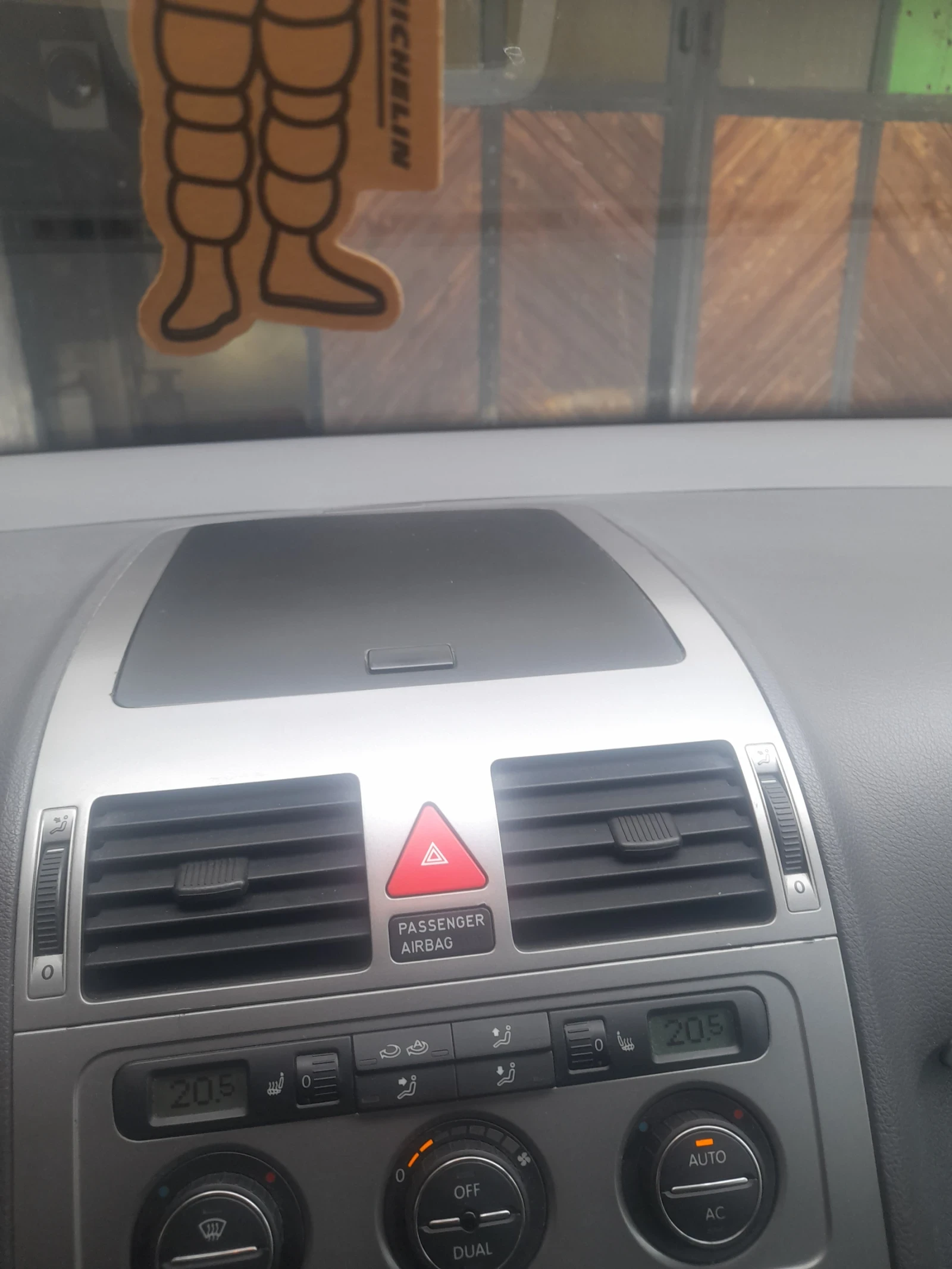 VW Touran 2.140 DSG, снимка 3 - Автомобили и джипове - 54225909